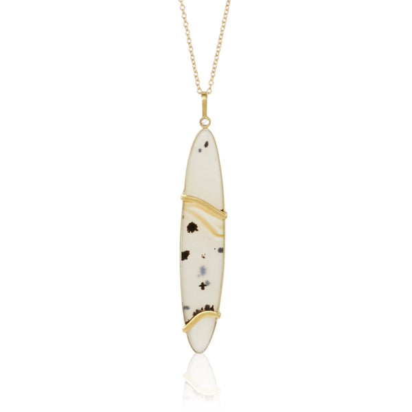 Back of elongated oval Montana agate pendant showing custom gold wirework that follows the stone’s natural patterns, with prongs extending from the design.