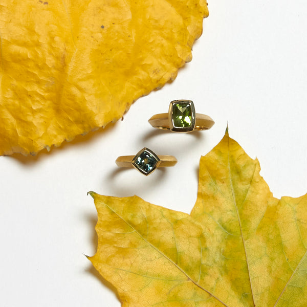 photo of australian sapphire & arizona peridot rings in fairmined 18k yellow gold by karin jacobson jewelry design
